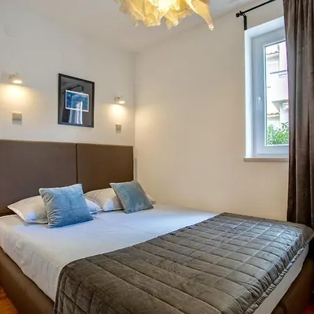 In With Terrace, Air Condition, Wifi Apartman