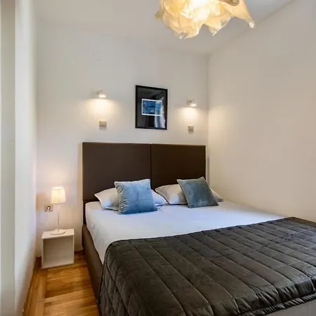 In With Terrace, Air Condition, Wifi Apartman *